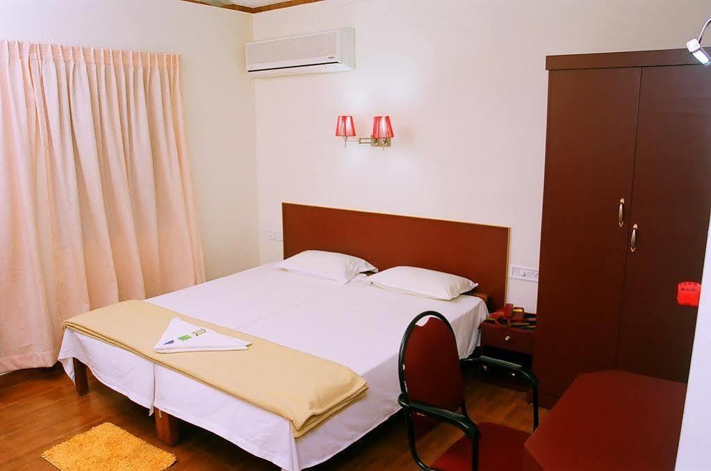 Hotel Srinivas Kochi Kültér fotó